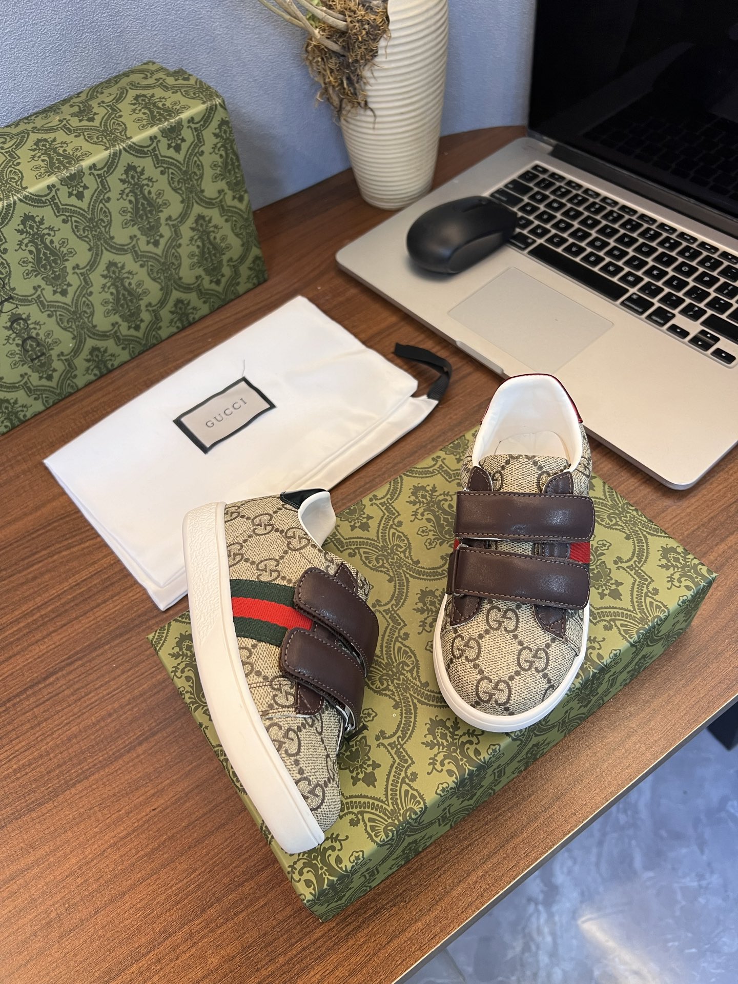 Children's shoes child